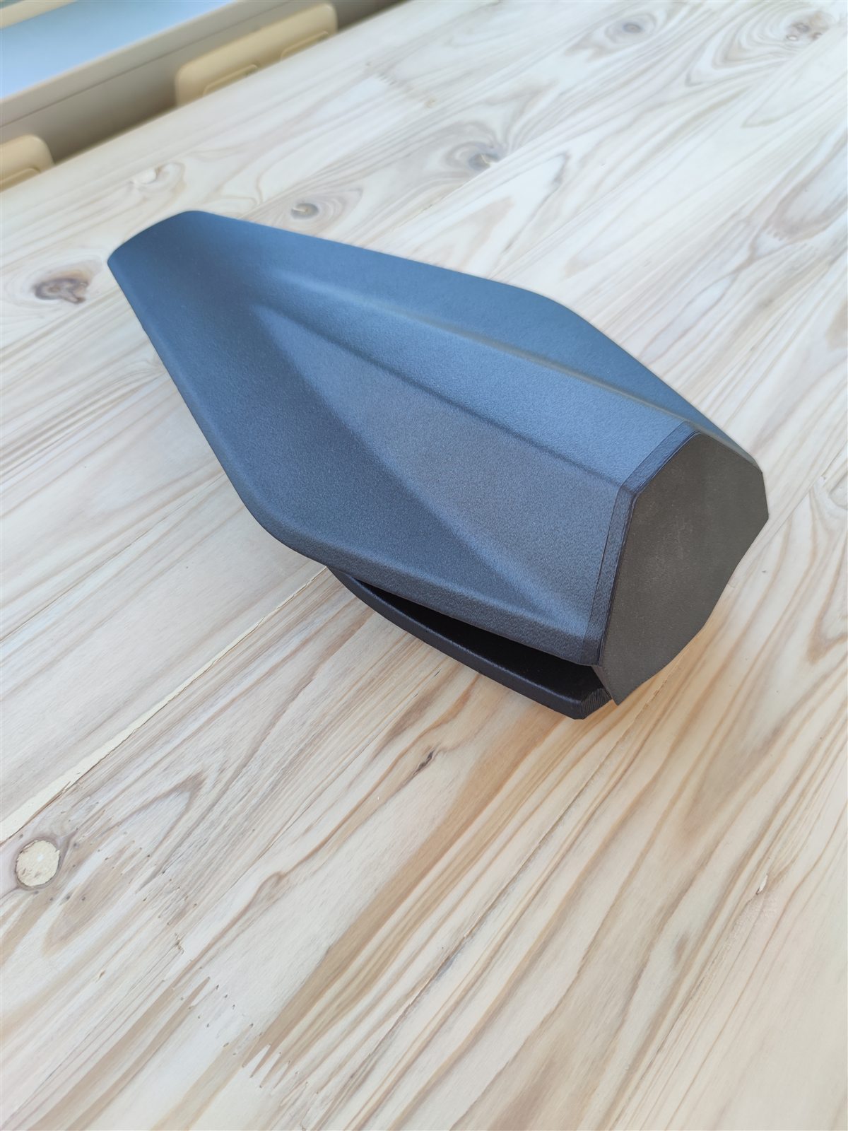 3D-gedruckte Motorrad-Soziusabdeckung aus PET-CF in Perspektivansicht